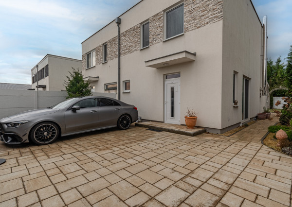 Na predaj štýlová 3-izbová časť dvojdomu v pokojnej časti obce Rovinka