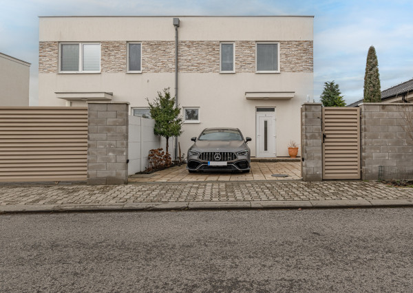 Na predaj štýlová 3-izbová časť dvojdomu v pokojnej časti obce Rovinka