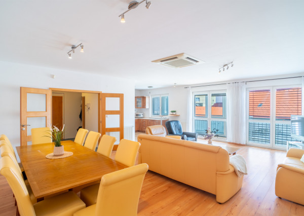 Na predaj nadštandardný 4-izbový byt s garážovým parkovacím státím v Starom Meste