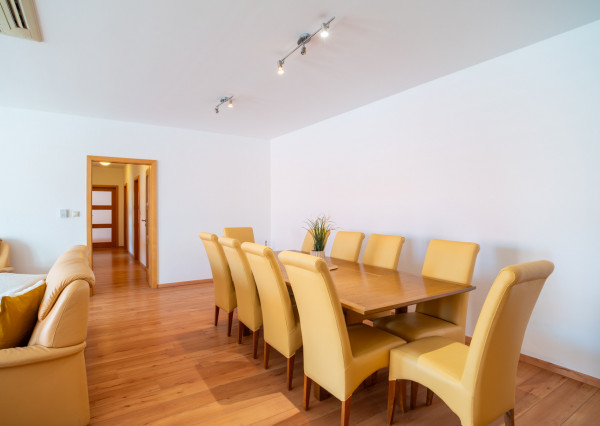 Na predaj nadštandardný 4-izbový byt s garážovým parkovacím státím v Starom Meste