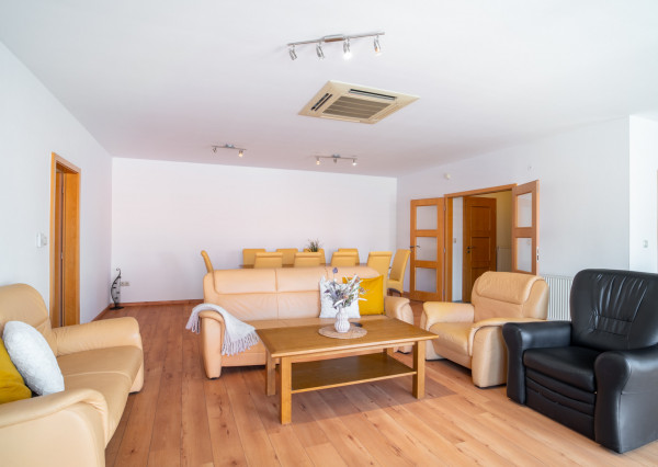 Na predaj nadštandardný 4-izbový byt s garážovým parkovacím státím v Starom Meste