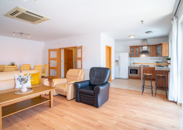 Na predaj nadštandardný 4-izbový byt s garážovým parkovacím státím v Starom Meste