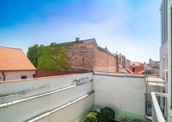 Na predaj nadštandardný 4-izbový byt s garážovým parkovacím státím v Starom Meste