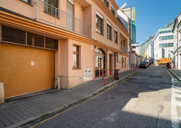 Na predaj nadštandardný 4-izbový byt s garážovým parkovacím státím v Starom Meste