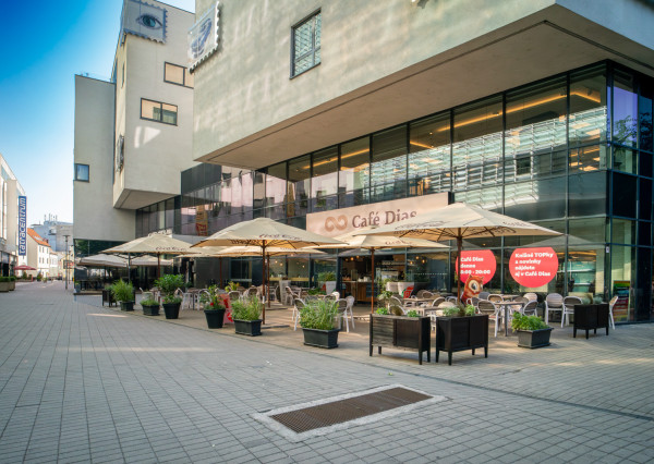 Na predaj nadštandardný 4-izbový byt s garážovým parkovacím státím v Starom Meste