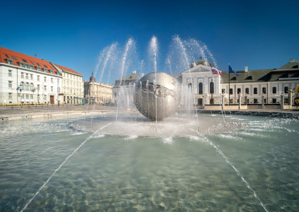 Na predaj nadštandardný 4-izbový byt s garážovým parkovacím státím v Starom Meste