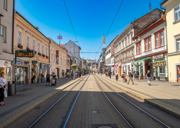 Na predaj nadštandardný 4-izbový byt s garážovým parkovacím státím v Starom Meste