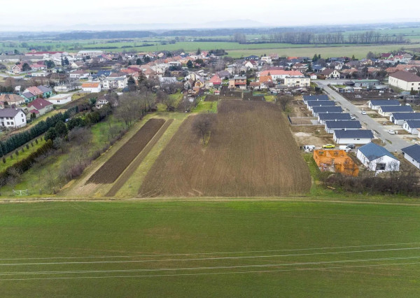 Na predaj investičný pozemok vhodný na výstavbu niekoľkých rodinných domov v obci Dolné Zelenice