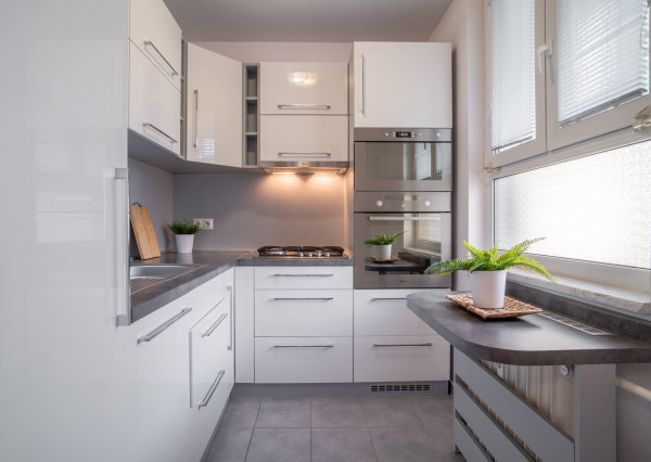 Na prenájom zrekonštruovaný 1-izbový byt s veľkorysou loggiou v tichej časti Dúbravky