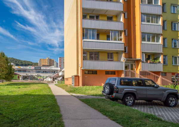 Na prenájom zrekonštruovaný 1-izbový byt s veľkorysou loggiou v tichej časti Dúbravky