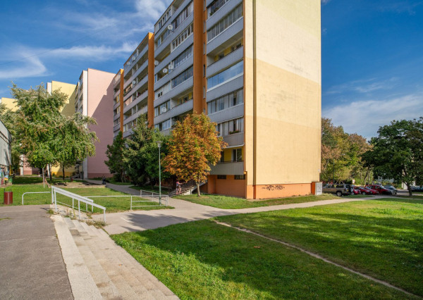 Na prenájom zrekonštruovaný 1-izbový byt s veľkorysou loggiou v tichej časti Dúbravky