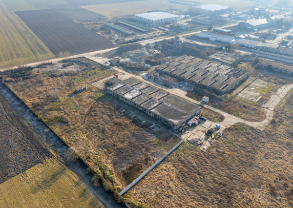 Na predaj veľkorysý pozemok s poľnohospodárskou budovou v obci Vydrany vhodný aj pre developerov