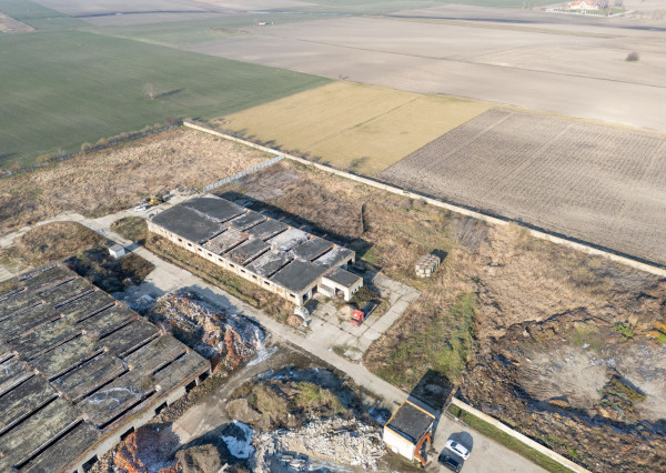 Na predaj veľkorysý pozemok s poľnohospodárskou budovou v obci Vydrany vhodný aj pre developerov