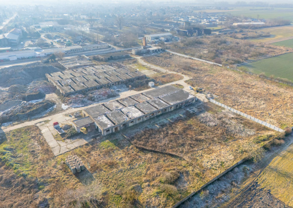 Na predaj veľkorysý pozemok s poľnohospodárskou budovou v obci Vydrany vhodný aj pre developerov