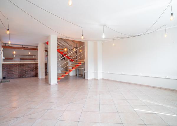 Na predaj rozsiahly investičný pozemok s polyfunkčným domom