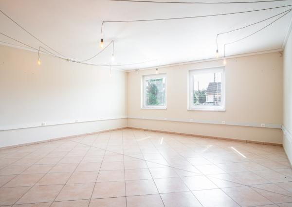 Na predaj rozsiahly investičný pozemok s polyfunkčným domom