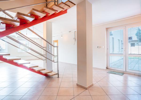 Na predaj rozsiahly investičný pozemok s polyfunkčným domom