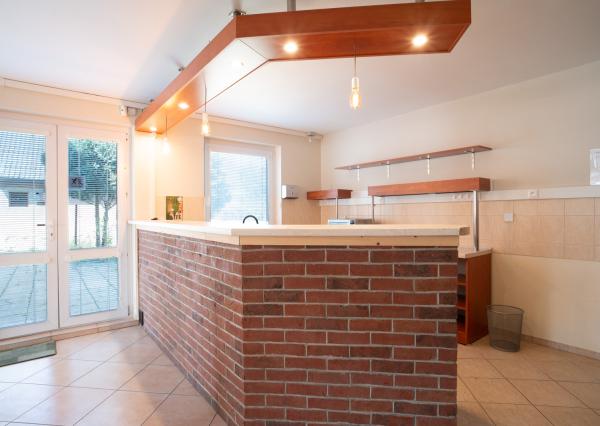 Na predaj rozsiahly investičný pozemok s polyfunkčným domom