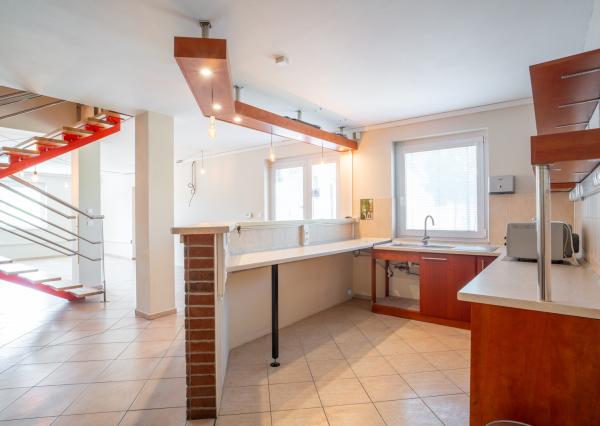 Na predaj rozsiahly investičný pozemok s polyfunkčným domom