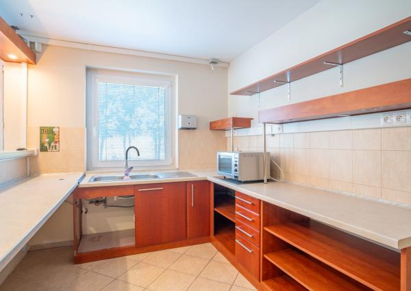 Na predaj rozsiahly investičný pozemok s polyfunkčným domom