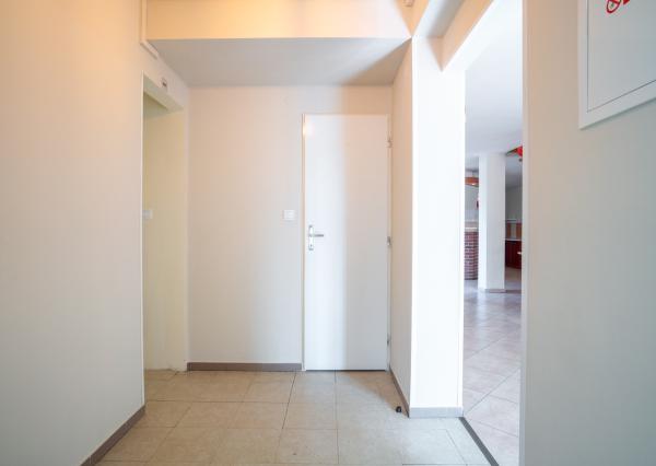 Na predaj rozsiahly investičný pozemok s polyfunkčným domom