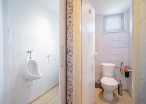 Na predaj rozsiahly investičný pozemok s polyfunkčným domom