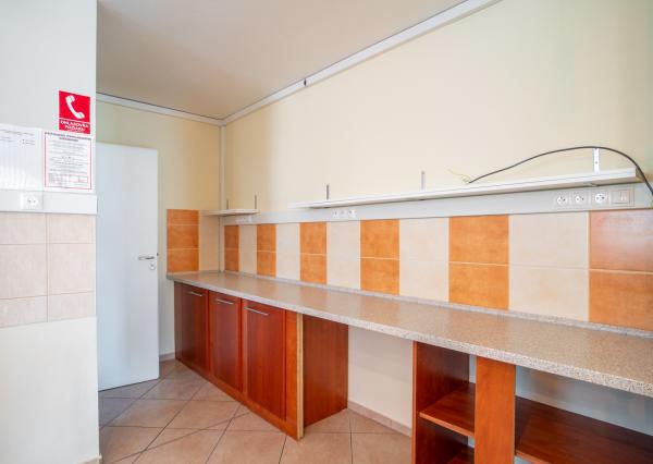 Na predaj rozsiahly investičný pozemok s polyfunkčným domom