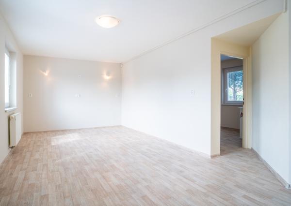 Na predaj rozsiahly investičný pozemok s polyfunkčným domom