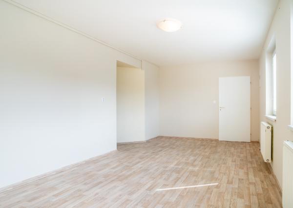 Na predaj rozsiahly investičný pozemok s polyfunkčným domom