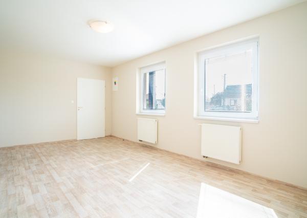 Na predaj rozsiahly investičný pozemok s polyfunkčným domom