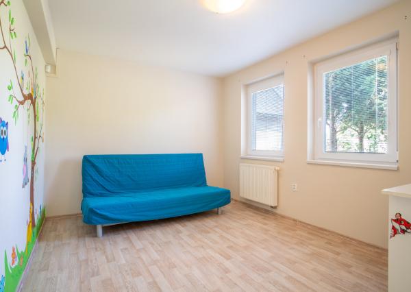 Na predaj rozsiahly investičný pozemok s polyfunkčným domom