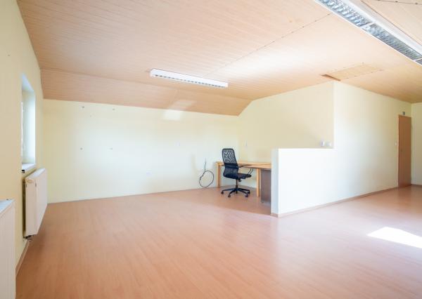 Na predaj rozsiahly investičný pozemok s polyfunkčným domom