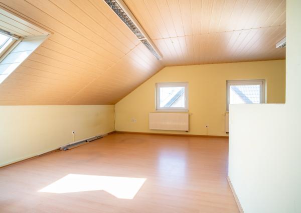 Na predaj rozsiahly investičný pozemok s polyfunkčným domom