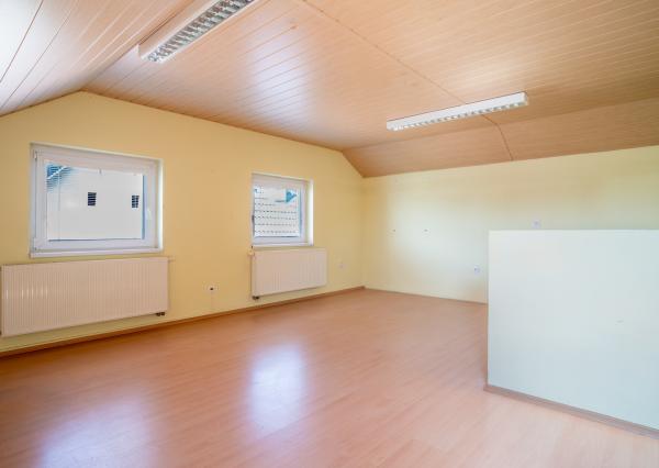 Na predaj rozsiahly investičný pozemok s polyfunkčným domom