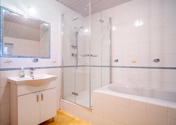 Na predaj rozsiahly investičný pozemok s polyfunkčným domom