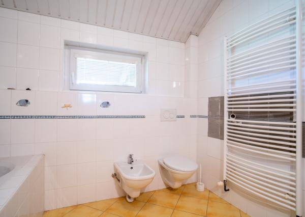 Na predaj rozsiahly investičný pozemok s polyfunkčným domom