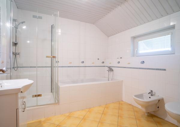 Na predaj rozsiahly investičný pozemok s polyfunkčným domom