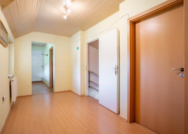 Na predaj rozsiahly investičný pozemok s polyfunkčným domom