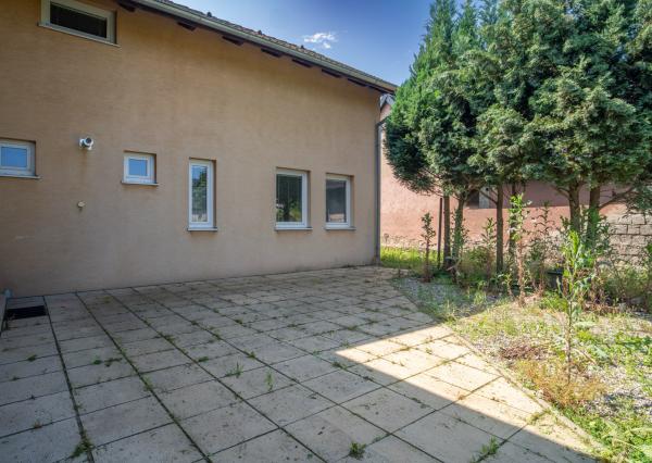 Na predaj rozsiahly investičný pozemok s polyfunkčným domom