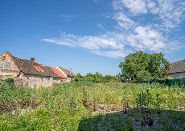 Na predaj rozsiahly investičný pozemok s polyfunkčným domom