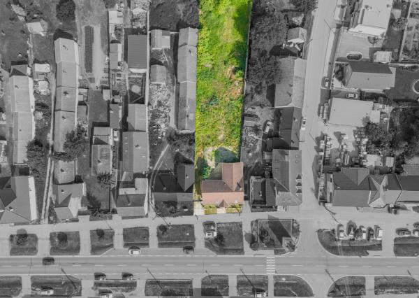 Na predaj rozsiahly investičný pozemok s polyfunkčným domom