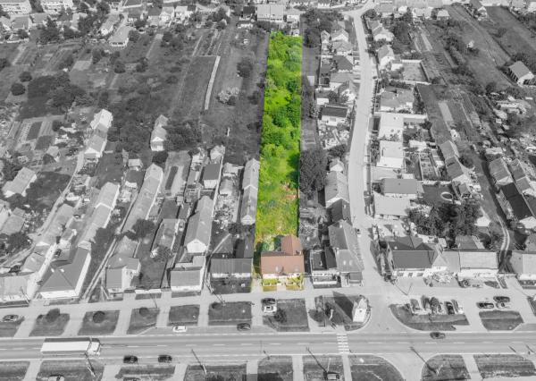 Na predaj rozsiahly investičný pozemok s polyfunkčným domom