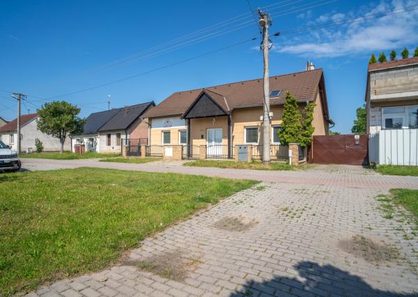 Na predaj rozsiahly investičný pozemok s polyfunkčným domom