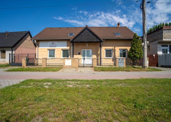 Na predaj rozsiahly investičný pozemok s polyfunkčným domom