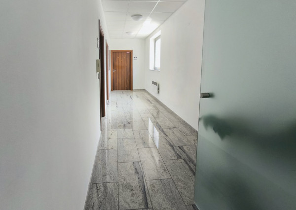 Na prenájom kancelárske priestory s parkingom a výmerou 30 m2 v Lamači