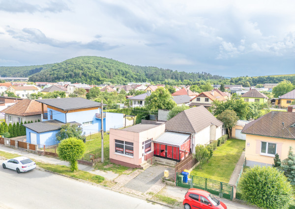 Na predaj rozľahlý pozemok s rodinným domom vo Veľkom Šariši