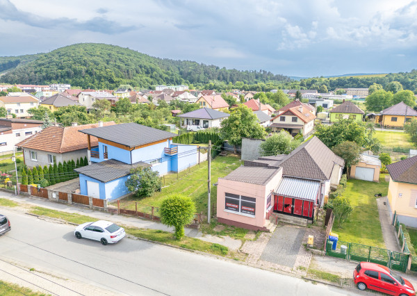 Na predaj rozľahlý pozemok s rodinným domom vo Veľkom Šariši