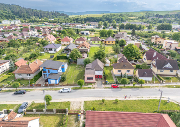 Na predaj rozľahlý pozemok s rodinným domom vo Veľkom Šariši
