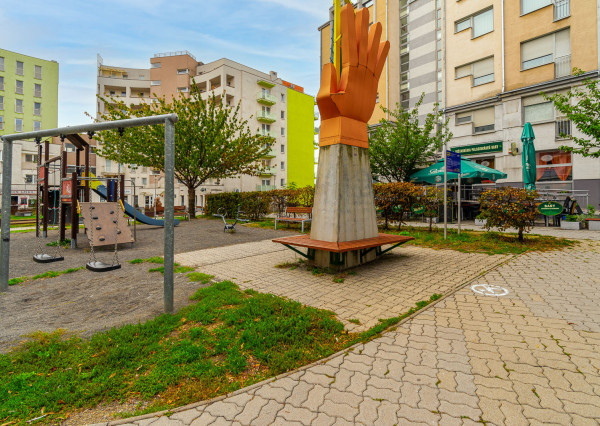 Na predaj gastroprevádzka s vonkajšou terasou v Karlovej Vsi