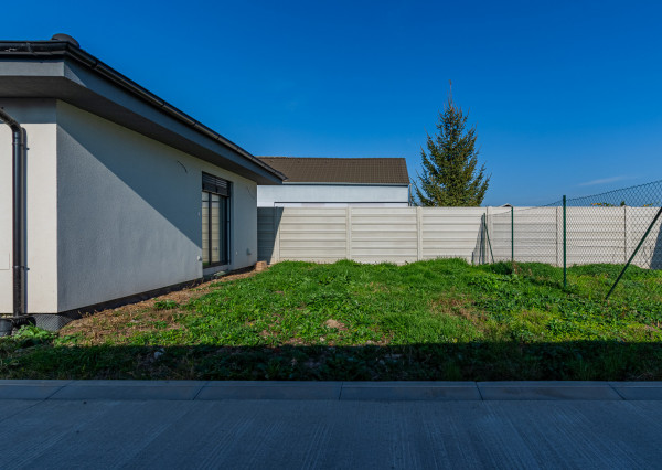 Na predaj priestranný 4-izbový bungalov s terasou v Hrnčiarovciach nad Parnou